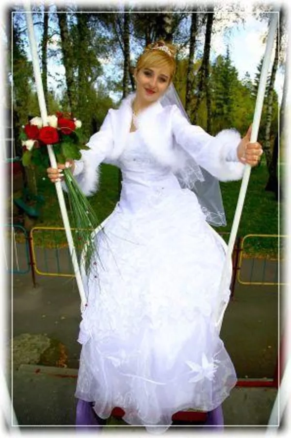 Продается   весільна сукня білого кольору 